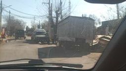 Estamos cansados de esta esquina. Ya va a dejar de pasar el colectivo porque la gente no entiende que la calle no se ocupa con mugre. Es una esquina donde un chatarrero la hizo de mugre en vez de entrarla a su casa y por ahí dobla un colectivo. Y del otro hay una distribuidora. Es en Mariano Acha y Fresnos, barrio Los Tilos. Laura.