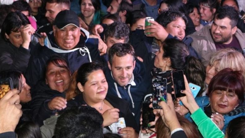 FESTEJO. El domingo, Achával celebró el triunfo con militantes. .