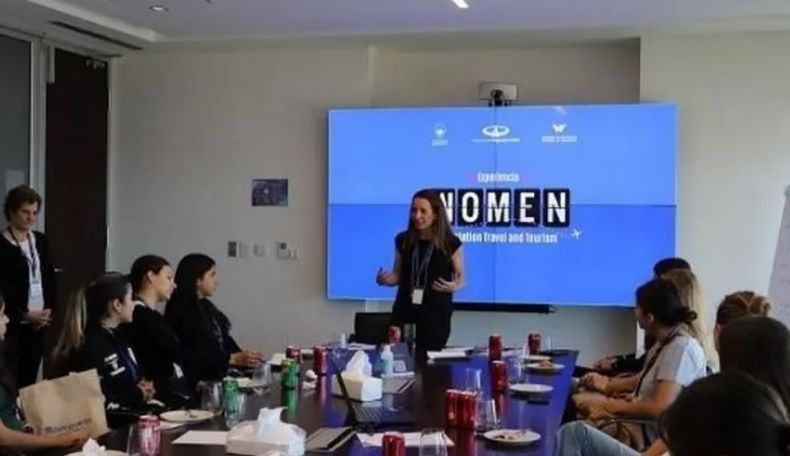 La Universidad Austral busca mujeres que quieran ser ingenieras aeronáuticas.