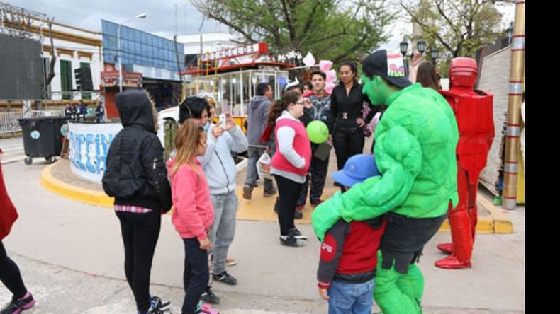 ¡FOTO, HULK! Los disfraces de los alumnos son una de las principales atracciones para los chicos..