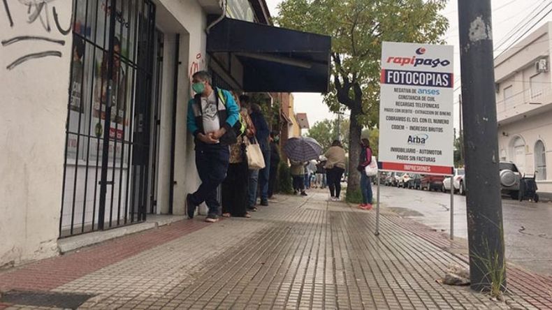 COLAS DE UNA CUADRA. Este lunes, en un Rapipago del centro..