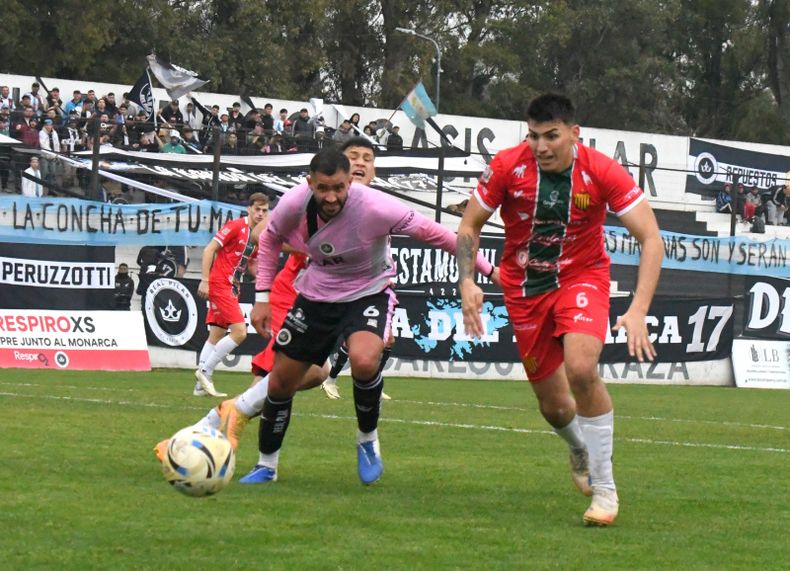 FIRMA ACHUCARRO. “Tenemos que estar peleando más arriba.” El defensor fue a buscar el empate en el cierre del partido.