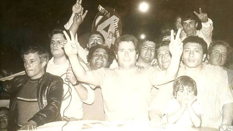 Jorge Telmo Pérez festeja su triunfo en las elecciones de 1991. Dos años más tarde “El Pampa” dejó su puesto para ser diputado nacional. Estuvo ocho años en el Congreso y fue funcionario durante la presidencia de Eduardo Duhalde. .