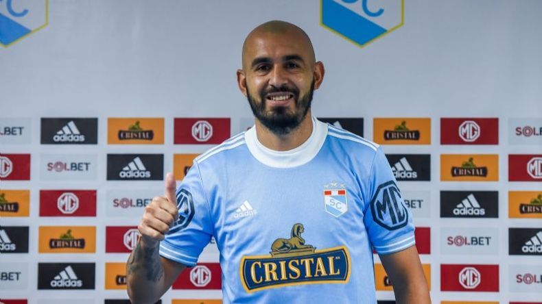 Riquelme ya se puso la camiseta celeste de Sporting (fotos: prensa Sporting Cristal)..