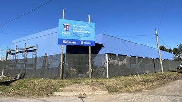 Después de la desidia y el abandono educativo de Macri y Vidal, @Kicillofok puso en marcha el ambicioso plan de obras e infraestructura escolar #EscuelasALaObra, nuevo edificio para la escuela secundaria N 24 en el barrio Luchetti de Villa Rosa en #Pilar. Iván Giordano / @ivangiordano..