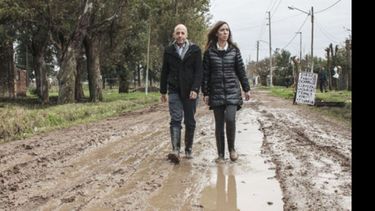 EN EL BARRO. Ducoté y Vidal, ayer, por las calles de Carabassa..