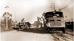 Escena típica registrada a principios de la década del 80: productores de leche la trasvasan al camión recolector..