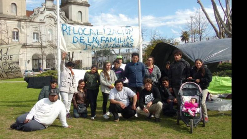 INUNDADOS. Los afectados por el agua reclamaron en la plaza 12 de Octubre..