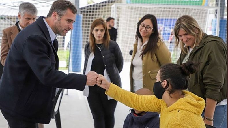 SALUDO. Achával participó del operativo y dialogó con los vecinos..