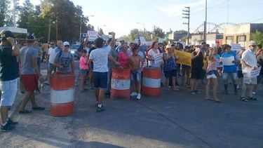 VECINOS UNIDOS. La protesta volvió a la ruta 8. La respuesta no llega..