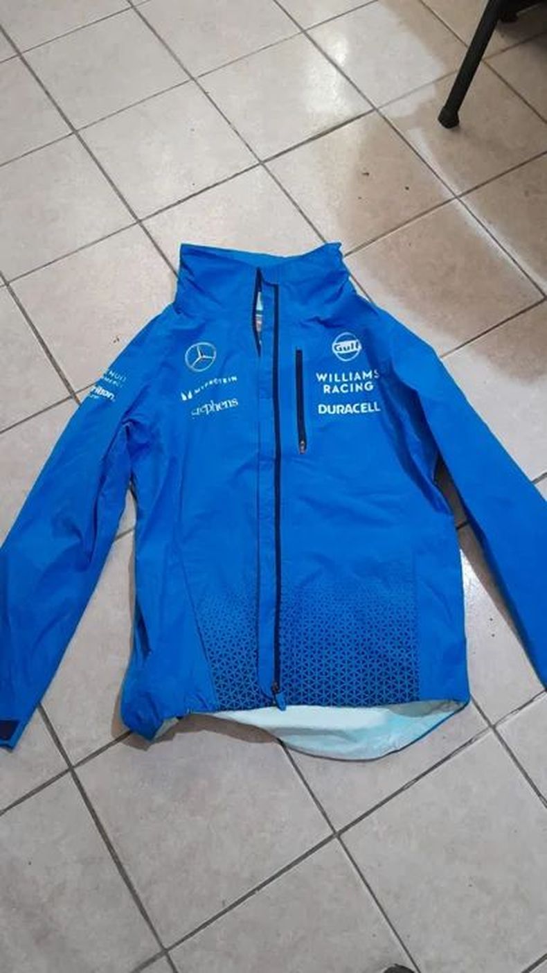 Una campera que el piloto Franco Colapinto le regaló al dueño de la casa es uno de los objetos que fueron robados por la banda.&nbsp;