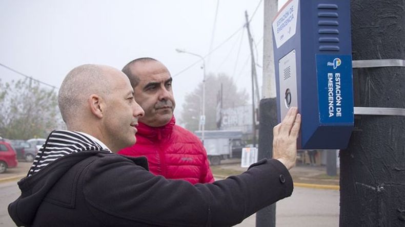 APRETANDO EL BOTÓN. Ducoté y Piazzale inauguraron el dispositivo. .