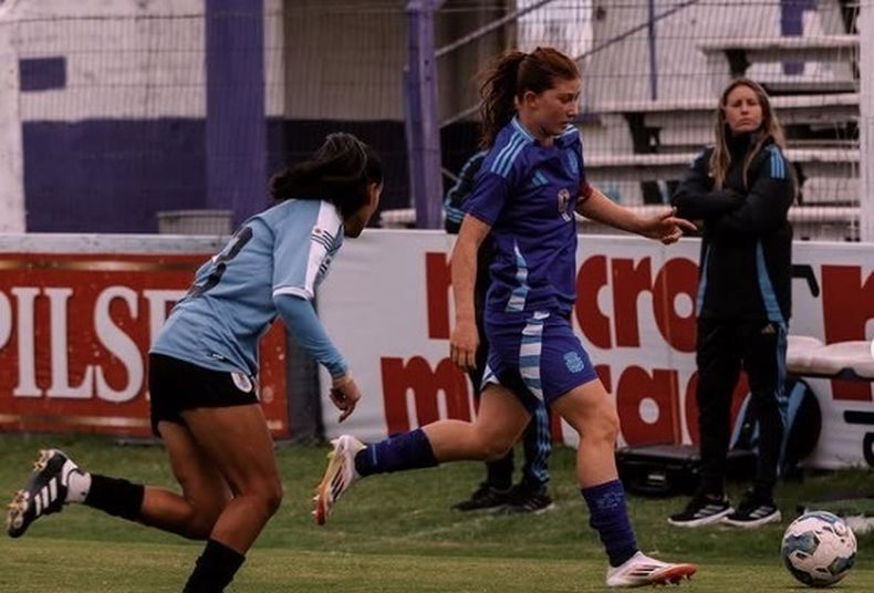 Annika Paz mostró su capacidad goleadora en Montevideo.