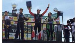 COPADO. Azar con el trofeo tras ser escolta de Canapino; De Benedictis completó el podio..