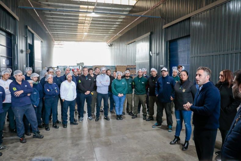 CHARLA. Achával dialogó con los trabajadores sobre el modelo productivo que propone.