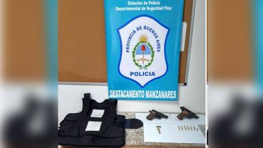 CHALECO Y ARMAS. Estaban en poder de los dos detenidos. .