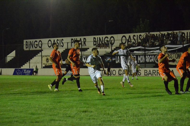 El remate de Paiva ya se metió en el arco y el delantero se prepara para festejarlo. 