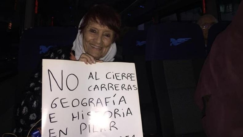 Taty Almeida en 2018, reclamando que no se cerraran profesorados en Pilar.
