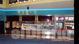 El hall del Village de Pilar, en pleno reclamo..