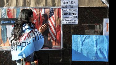 Una militante, ayer, en la vigilia que se montó frente a la Fundación Favaloro..