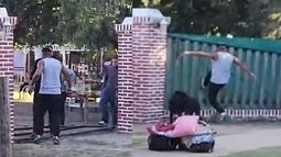 El sujeto, exaltado, a los gritos y golpeando la entrada del centro de rehabilitación contiguo al Colegio Mano Amiga, en el horario de entrada a la escuela. El sujeto, exaltado, a los gritos y golpeando la entrada del centro de rehabilitación contiguo al Colegio Mano Amiga, en el horario de entrada a la escuela.