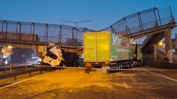 Los dos camiones quedaron atrapados bajo el puente peatonal. Los dos camiones quedaron atrapados bajo el puente peatonal.