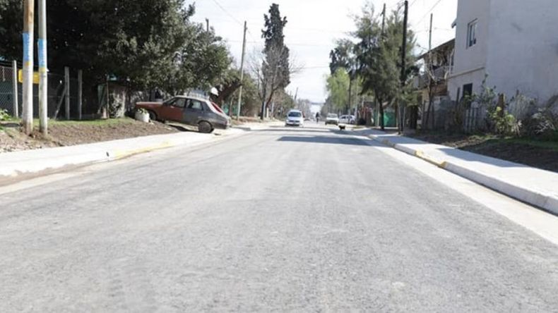 OBRA. El asfalto con cordón es parte de un plan integral para tres barrios..