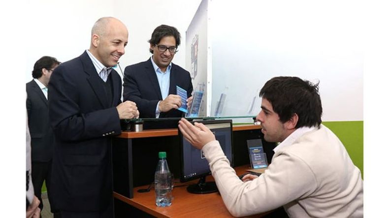 TRÁMITES. Ducoté y Garavano,en uno de los puestos de la nueva oficina..