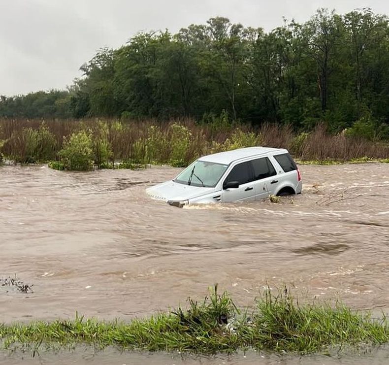 No pasó: Una camioneta se quedó en las calles anegadas del barrio Carabassa, uno de los más afectados por las intensas lluvias. En Pilar ya cayeron 196 milímetros en las últimas 36 horas.
