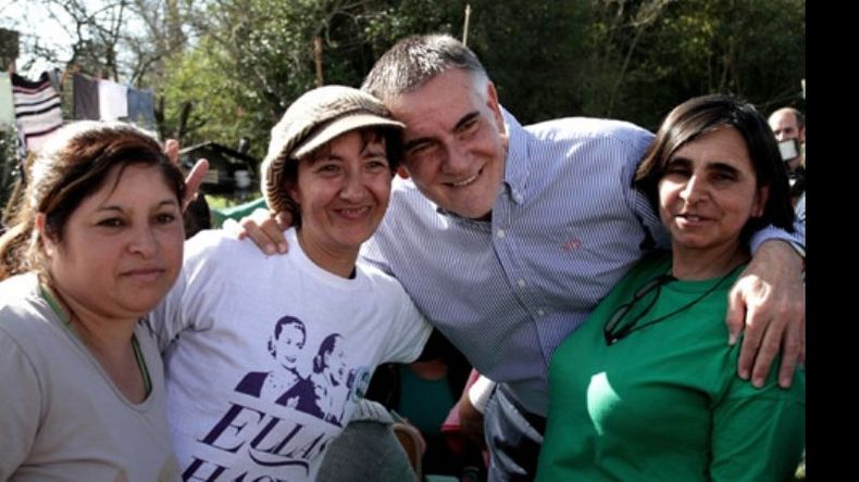 ABRAZO. Castagneto, con beneficiarias del plan Ellas Hacen..