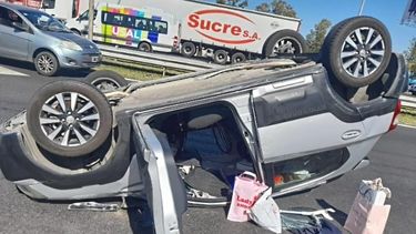 VUELCO. El Toyota Etios quedó tumbado en el carril central.