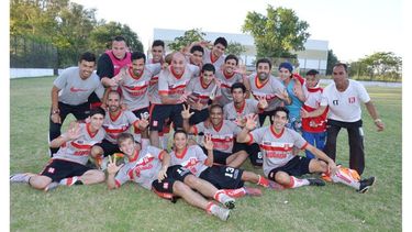 UNIDOS. Todo Atlético festeja el triunfo 3-2 sobre Abrojal, el título y el ascenso..