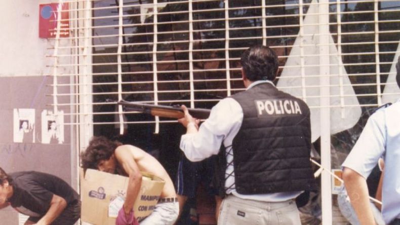 Durante los saqueos, la policía mantuvo una actitud pasiva, más allá de algún disparo al aire con balas de goma..
