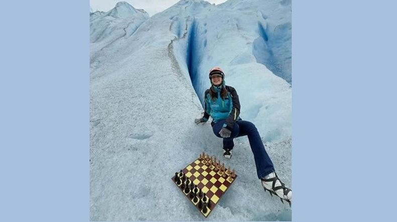 CON TABLERO. Candela sentada en el Perito Moreno.