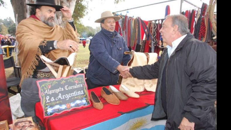 El intendente Zúccaro estuvo por la mañana y recorrió los puestos de artesanías..