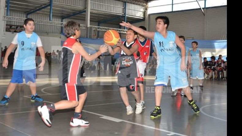A JUGAR. Derqui y Peñarol en acción en la nueva cancha del Rojinegro..