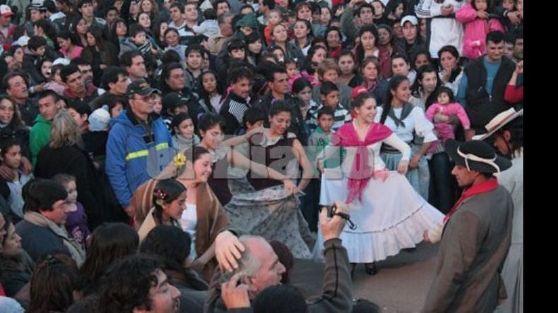 Grupos folclóricos hicieron bailar a todo el público. La fiesta no solo estuvo sobre el escenario..