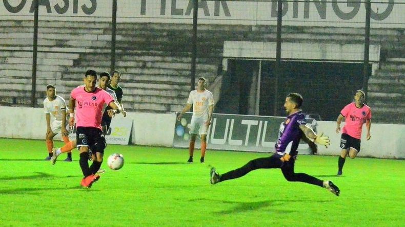 EXQUISITA. Carrasco la pinchó para el 1-0. Fue su primer gol en Real Pilar. Después convirtió otro. Foto: Fredy Caballero. .