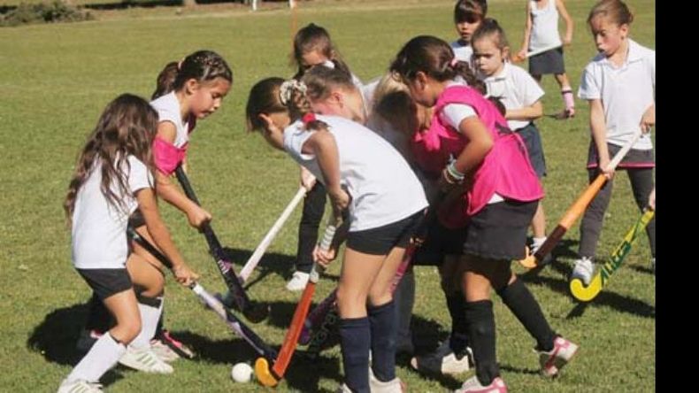 Las chicas en acción. El torneo es organizado por la Subsecretaría de Deportes de la Municipalidad de Pilar..