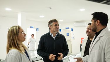 POLICONSULTORIOS. Achával dialoga con un grupo de profesionales de la salud en el espacio que inauguró este martes.