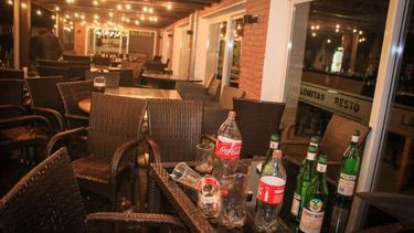 FERNET CON COCA. Los asistentes a la fiesta escaparon ante la llegada de los inspectores (fotos Dirección Provincial para la Gestión de la Seguridad Privada )..