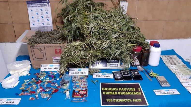Cocaína, marihuana, celulares y dinero en efectivo, lo encontrado durante los allanamientos. .