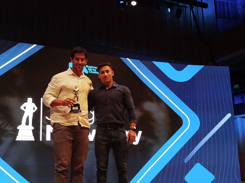 Joaquín Díaz Luzzi posa con su Newbery de Plata, ganando la terna de rugby.