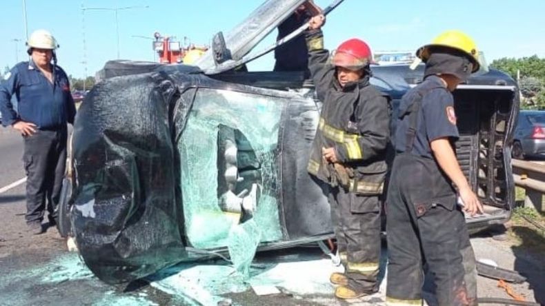 VUELCO E INCENDIO. La camioneta que se accidentó en el kilómetro 47. Foto: @juancaimpacto..