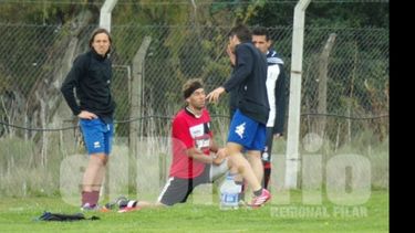 Ronconi, Gil, Minutillo y Bianchi, de fondo, charlan durante el último entrenamiento..