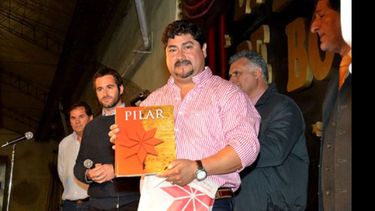 PRESENTE. El titular de químicos recibe un recuerdo de parte de Achával..