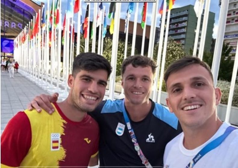 Tobías Wade se topó con Carlos Alcaraz en la Villa Olímpica de París 2024.