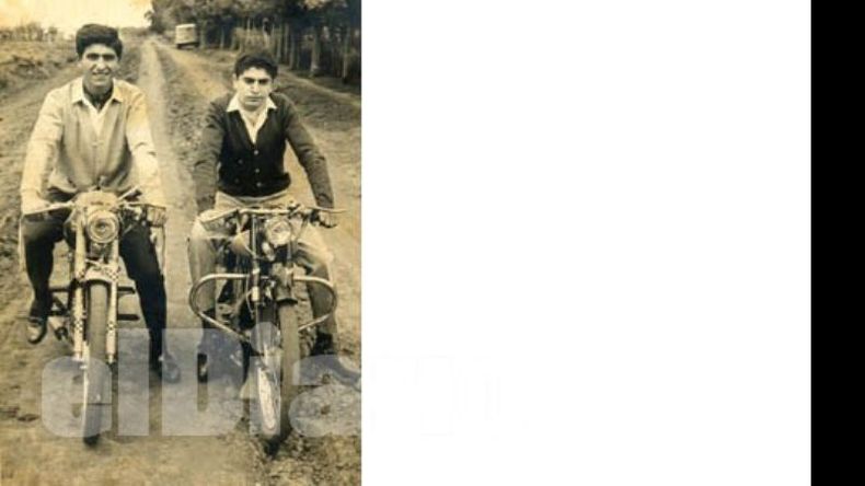 Jorge Antonio Gutiérrez y Oscar López. Amistad en blanco y negro en las calles de tierra del barrio Villa Morra, en la década del 60. El rugir de las motos se hacía sentir a lo largo de la calle Almirante Brown..
