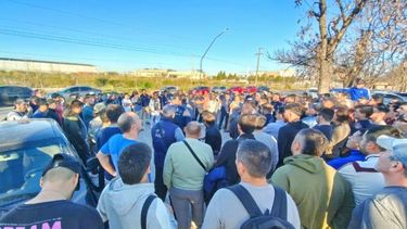 Trabajadores de ILVA en la puerta de la planta del Parque Industrial Pilar.