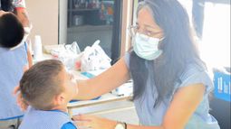 Seguimos acercando a los Jardines de Infantes el programa #PilarSinCaries. Estuvimos en el Jardín N°943 de Lagomarsino donde los niños y niñas de 5 años recibieron su chequeo dental. También las familias participaron en una charla informativa para prevenir enfermedades. Brindar información sobre la prevención y el cuidado de los dientes es fundamental para mantener sonrisas saludables y radiantes. Educación Pilar.